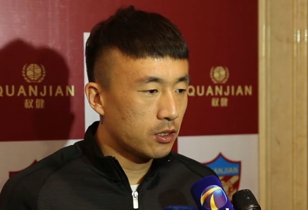 阿森纳正在考虑于冬窗出售中场球员托马斯，这位球员在阿森纳效力期间多次受伤，影响到了他的表现，并且引发了人们对他稳定出场率的质疑。